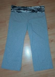 No Boundaries Women's Cropped Flaired Sweatpants